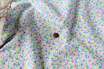 カラフルでポップなスケア生地です。 綿(コットン) スケア キャンディボタン パイロットブルー の商品イメージ画像