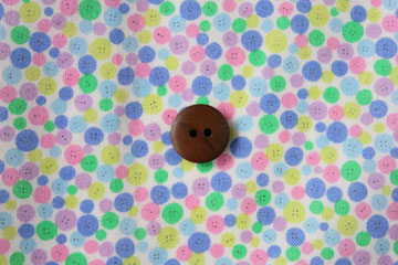 カラフルでポップなスケア生地です。 綿(コットン) スケア キャンディボタン パイロットブルー の商品イメージ画像