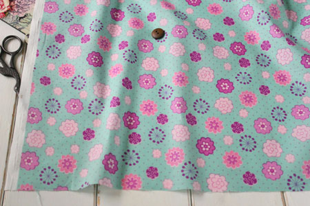 YUWA 綿（コットン）シーチング　flower shower by 上田葉子 ピーコックブルー の商品イメージ画像