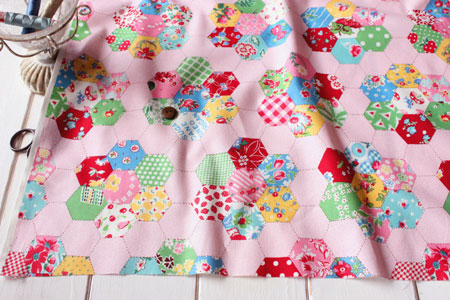 YUWA　綿（コットン）シーチング　ヘキサゴン　松山敦子　ピンク　の商品イメージ画像