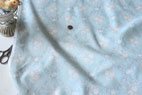 YUWA 綿（コットン）シーチング ダマスク パウダーブルー　の商品イメージ画像
