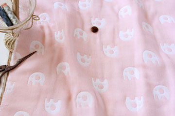 KOKKA　綿（コットン）ふわふわ　ホイップ　6重ガーゼ　ぞうさん　ベビーピンク の商品イメージ画像