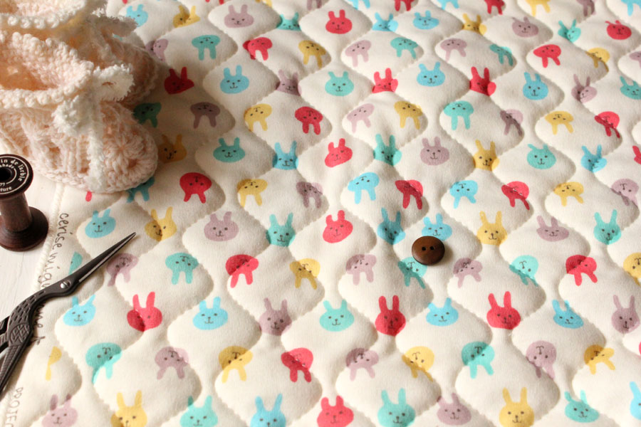 布・生地の販売/通販 takarabako fabrics【綿（コットン）スムースニット 裏パイル キルト うさぎちゃん ビビット】