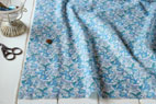 YUWA　綿（コットン）60ローン　レトロフラワー　ターコイズブルー　の商品イメージ画像