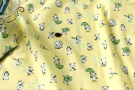 綿（コットン）ダブルガーゼ　雨ふりパンダ　イエロー の商品イメージ画像