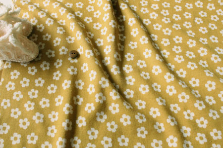 綿（コットン）ジャガードニット　お花　イエローオーカー の商品イメージ画像