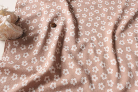 綿（コットン）ジャガードニット　お花　ミルクティ の商品イメージ画像
