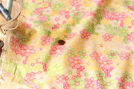 YUWA　綿（コットン）シーチング　レトロポップフラワー　by 松山敦子　イエロー　の商品イメージ画像