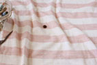 綿（コットン）先染め　ダブルガーゼ　極太ボーダー　エアタン仕上　レッド の商品イメージ画像