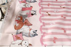 綿（コットン）オックス　ロイヤルキャット　ピンク の商品イメージ画像