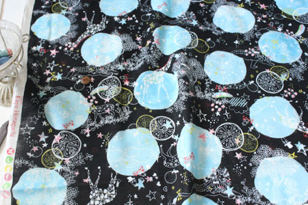 綿（コットン）ダブルガーゼ　バリアスシェイプ　by Kayo Horaguchi　ブラック の商品イメージ画像