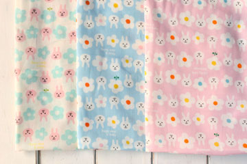 綿（コットン）ダブルガーゼ　うさぎちゃんとお花　3色 の商品イメージ画像