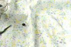 綿（コットン）ダブルガーゼ　リトルフラワー　ブルー の商品イメージ画像