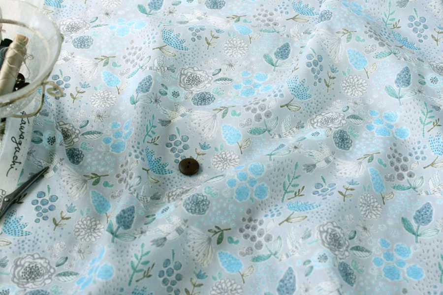 布・生地の販売/通販 takarabako fabrics【綿 ダブルガーゼ Flying bird シルキーソフト加工 by Miyako  Kawaguchi アイスランドブルー】
