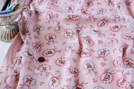 綿麻（コットンリネン）リボン＆スタンプアニマル 小幅接結ニット ピンク の商品イメージ画像