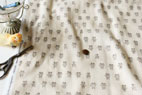 綿（コットン）ダブルガーゼ　森のくまさん　サンドベージュ の商品イメージ画像